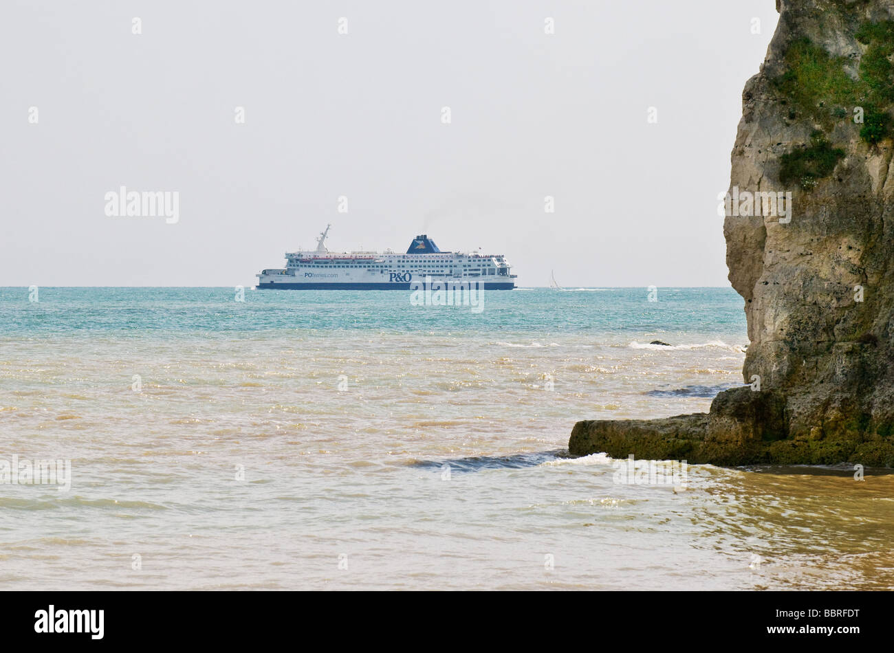 Un traghetto barca a vela passato la capezzagna a Santa Margherita a Cliffe in Kent. Foto di Gordon Scammell Foto Stock