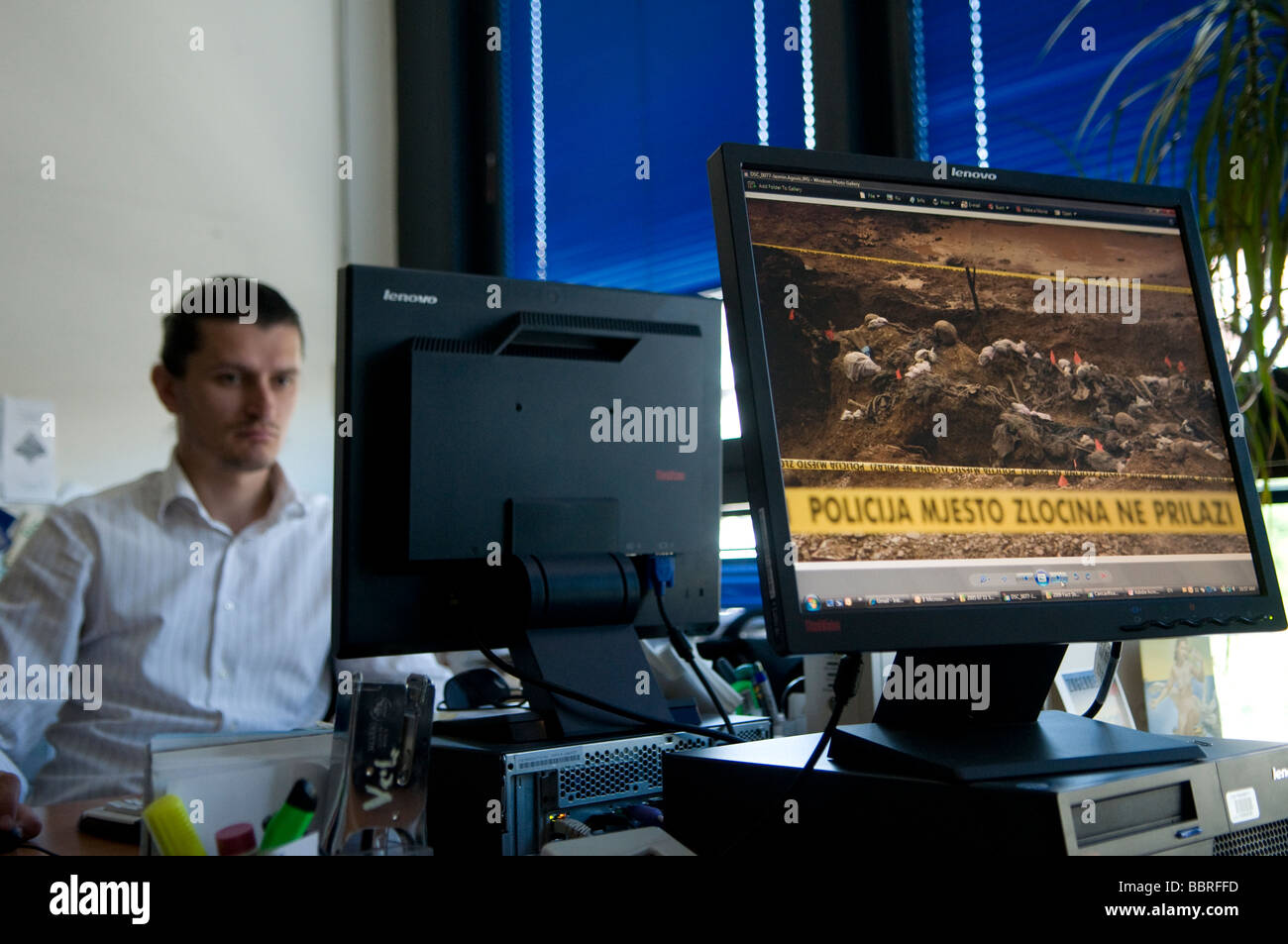 Un uomo lavora con un computer in commissione ICMP di persone scomparse a Sarajevo, Bosnia Foto Stock