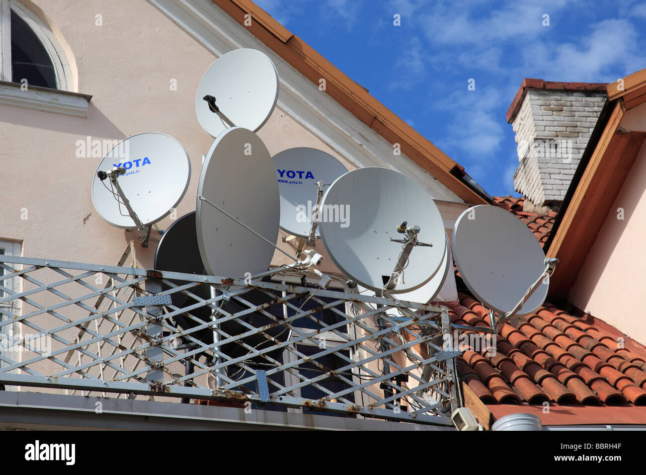 Molte antenne parabol Tartu, Estonia, Stato baltico, l'Europa orientale. Foto di Willy Matheisl Foto Stock