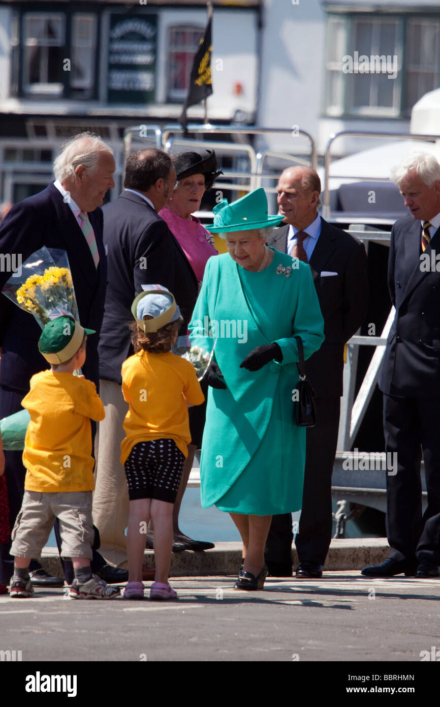 Due bambini danno la regina Elisabetta la seconda un mazzo di fiori in Weymouth Dorset su 11 Giugno 2009 con il Principe Phillip Foto Stock