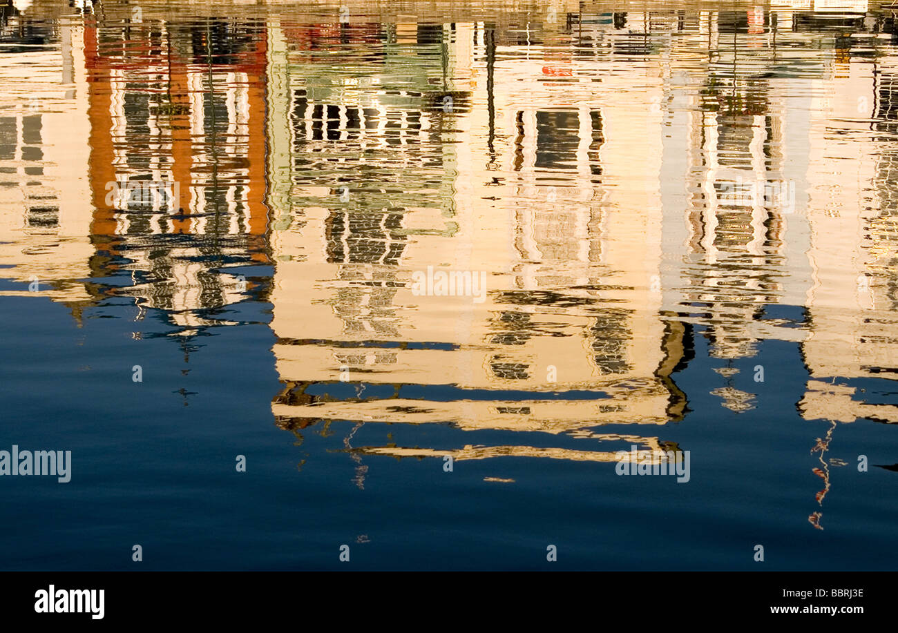 Edifici di Dartmouth riflessa nella barca galleggiante acqua. Foto Stock