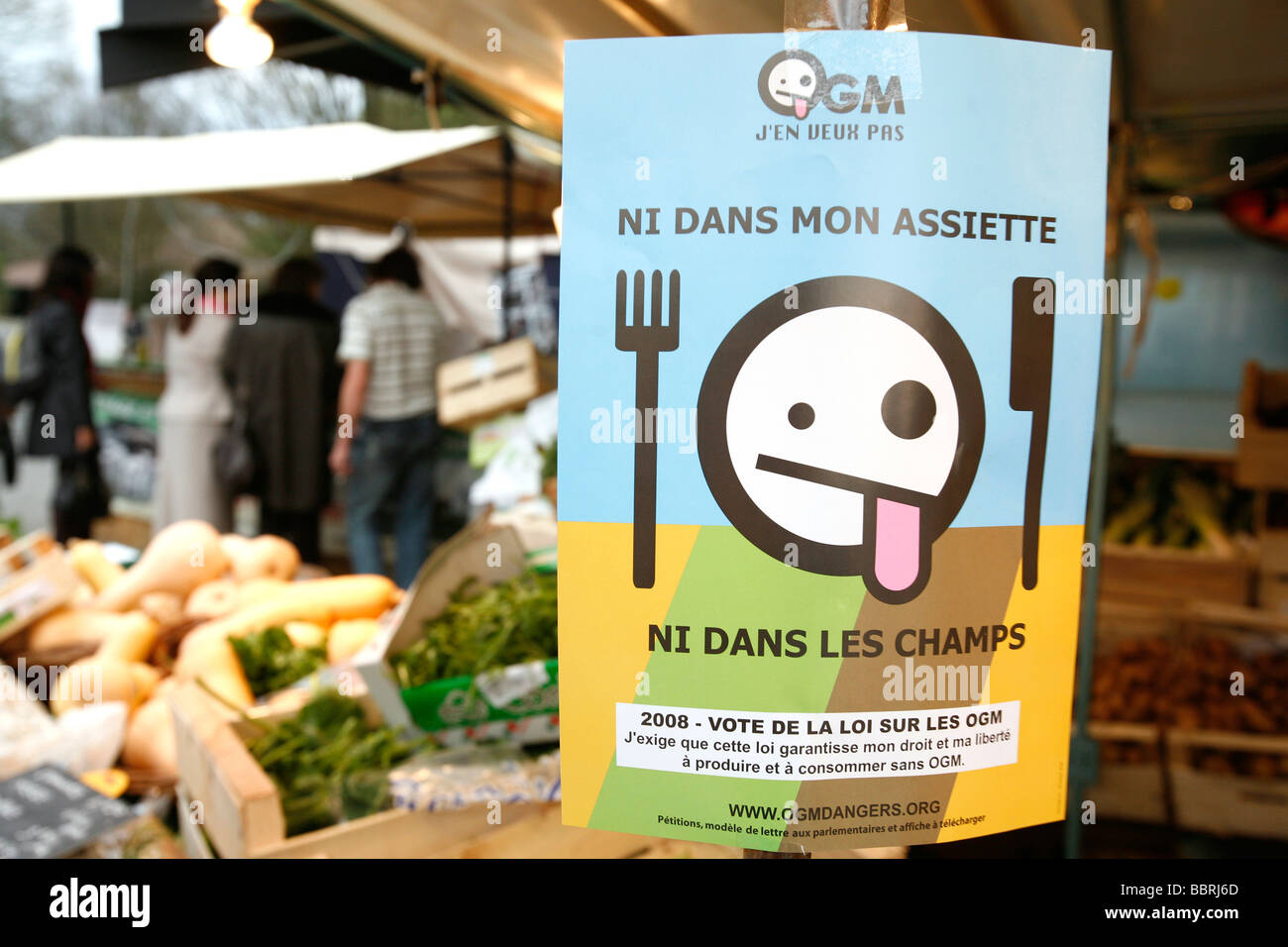 ANTI-GM SLOGAN E FLYER "GM, NON VOGLIO che né il mio piatto né nei miei campi', 'Vivre AUTREMENT' EQUO, FIERA PER UN ET Foto Stock