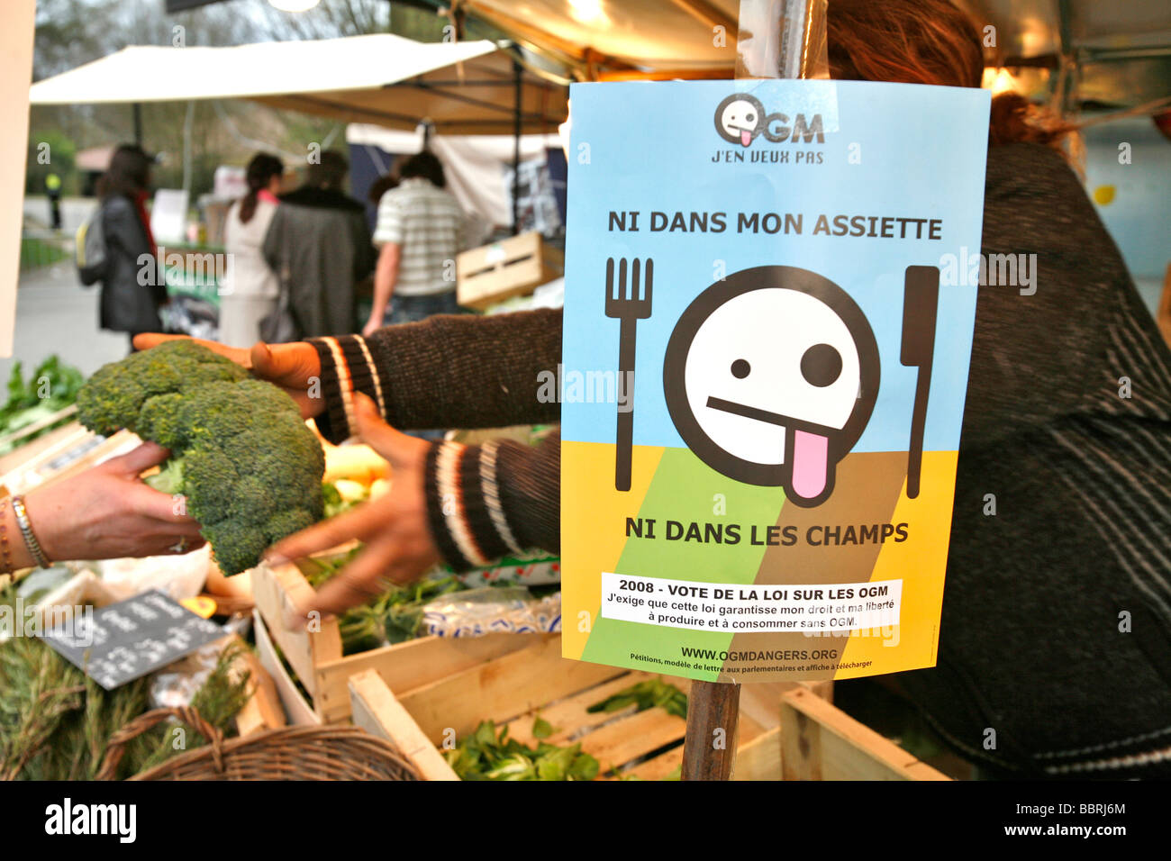 ANTI-GM slogan e opuscolo "GM, NON VOGLIO che né il mio piatto, né nei miei campi', 'Vivre AUTREMENT', LA FIERA PER UN Foto Stock