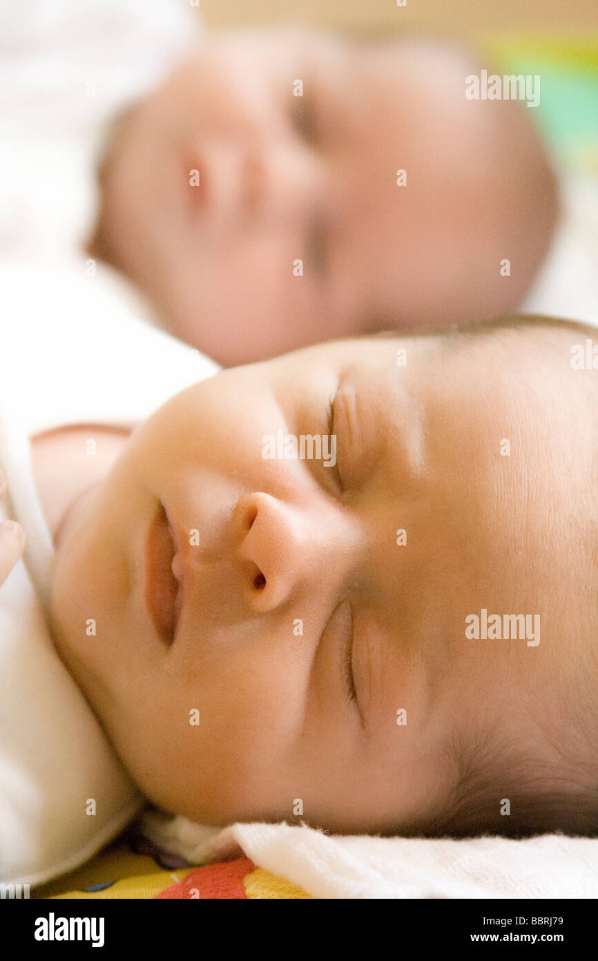 Neonata di 3 settimane di età baby gemelli Foto Stock