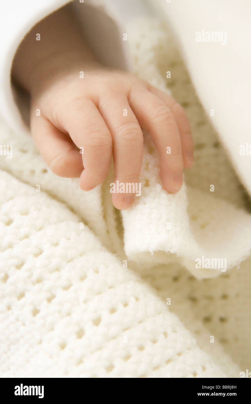 Neonata di 3 settimane di età baby mano sulla coperta Foto Stock