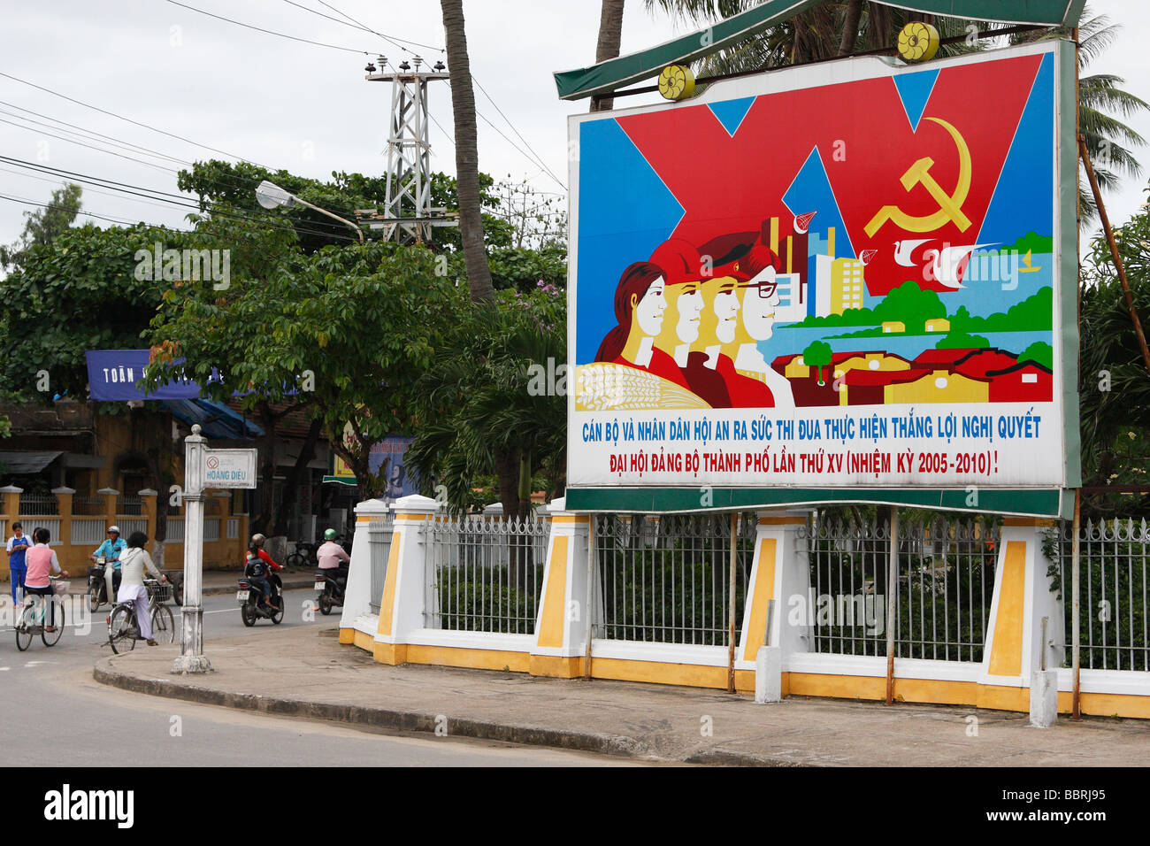 La propaganda comunista poster in strada della citta', 'Hoi An', Vietnam Foto Stock