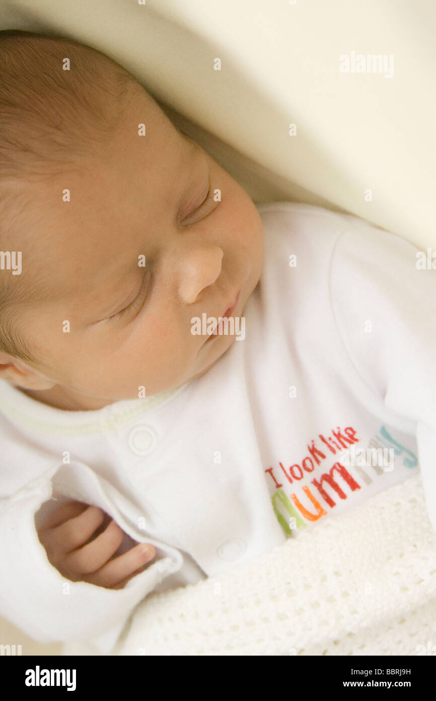 Neonata di 3 settimane di età bambino addormentato Foto Stock