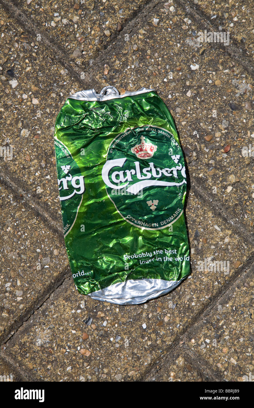 Crumpled schiacciata la birra Carlsberg possibile sul terreno Foto Stock