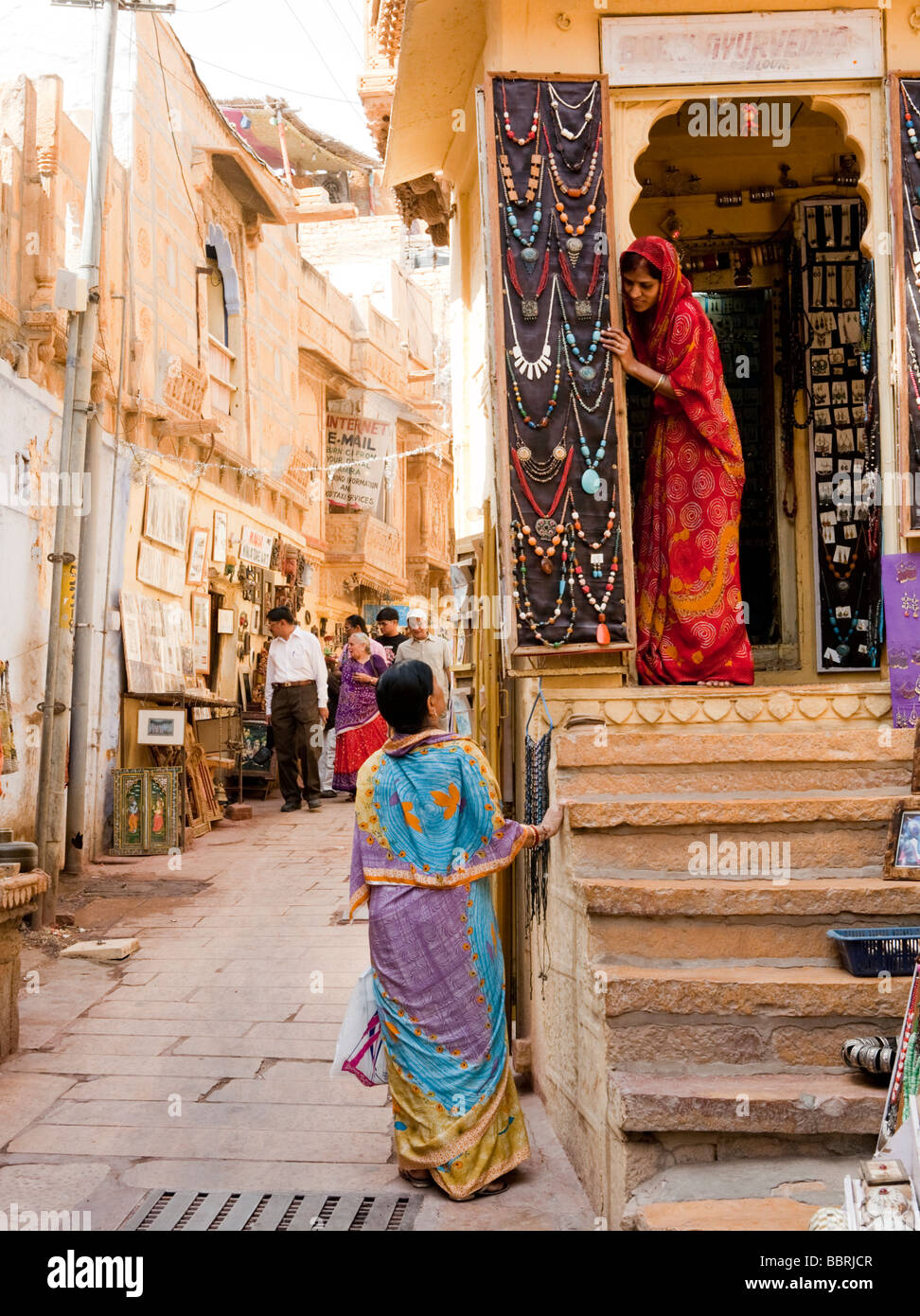 Shopping all'interno di Jaisalmer Fort Rajasthan in India Foto Stock