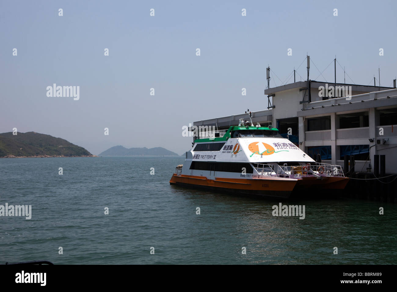 Un traghetto è visto presso il molo sull'Isola di Lantau, Hong Kong Foto Stock