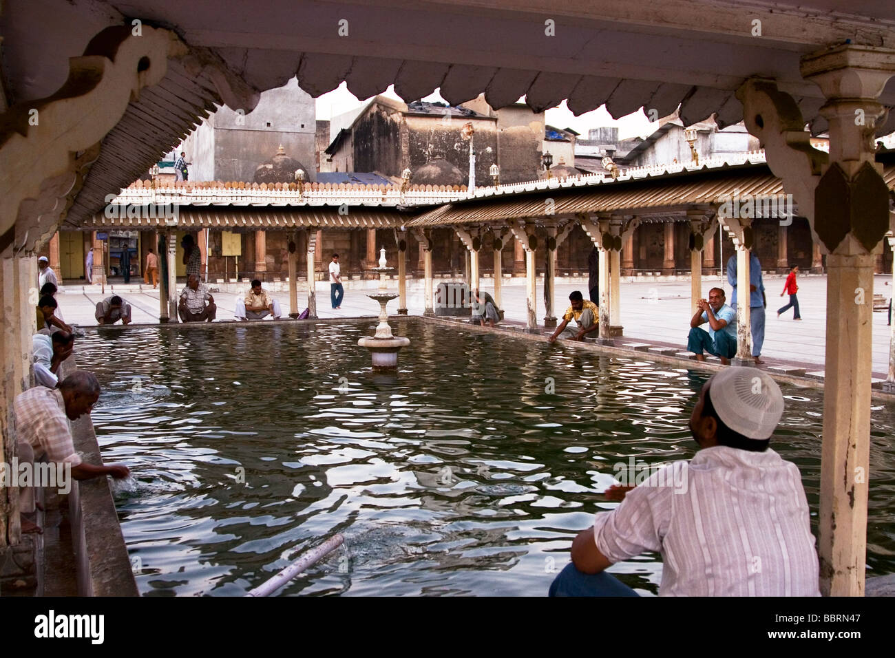Uomini musulmani eseguire 'Wudu' ( bagno rituale) Prima delle preghiere a Ahmedabad 'Jami Masjid" ( Grande Moschea ), nello Stato di Gujarat, India Foto Stock
