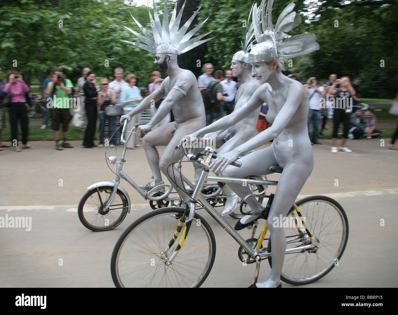 I ciclisti durante un ciclo di nudo ride, Hyde Park central London REGNO UNITO Foto Stock