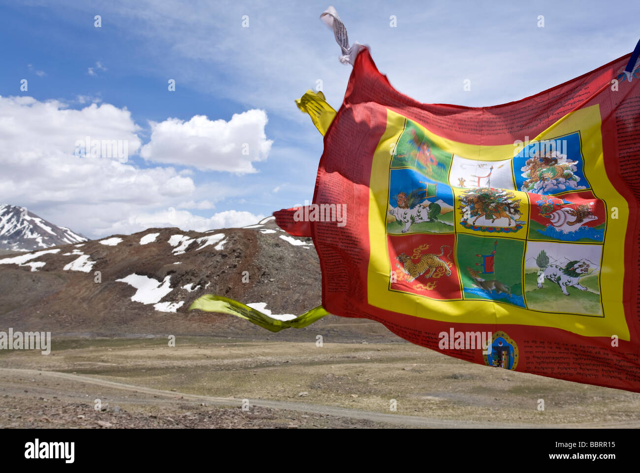 Bandiera buddista. Taglang La pass (5328m). Manali-Leh road. Ladakh. India Foto Stock
