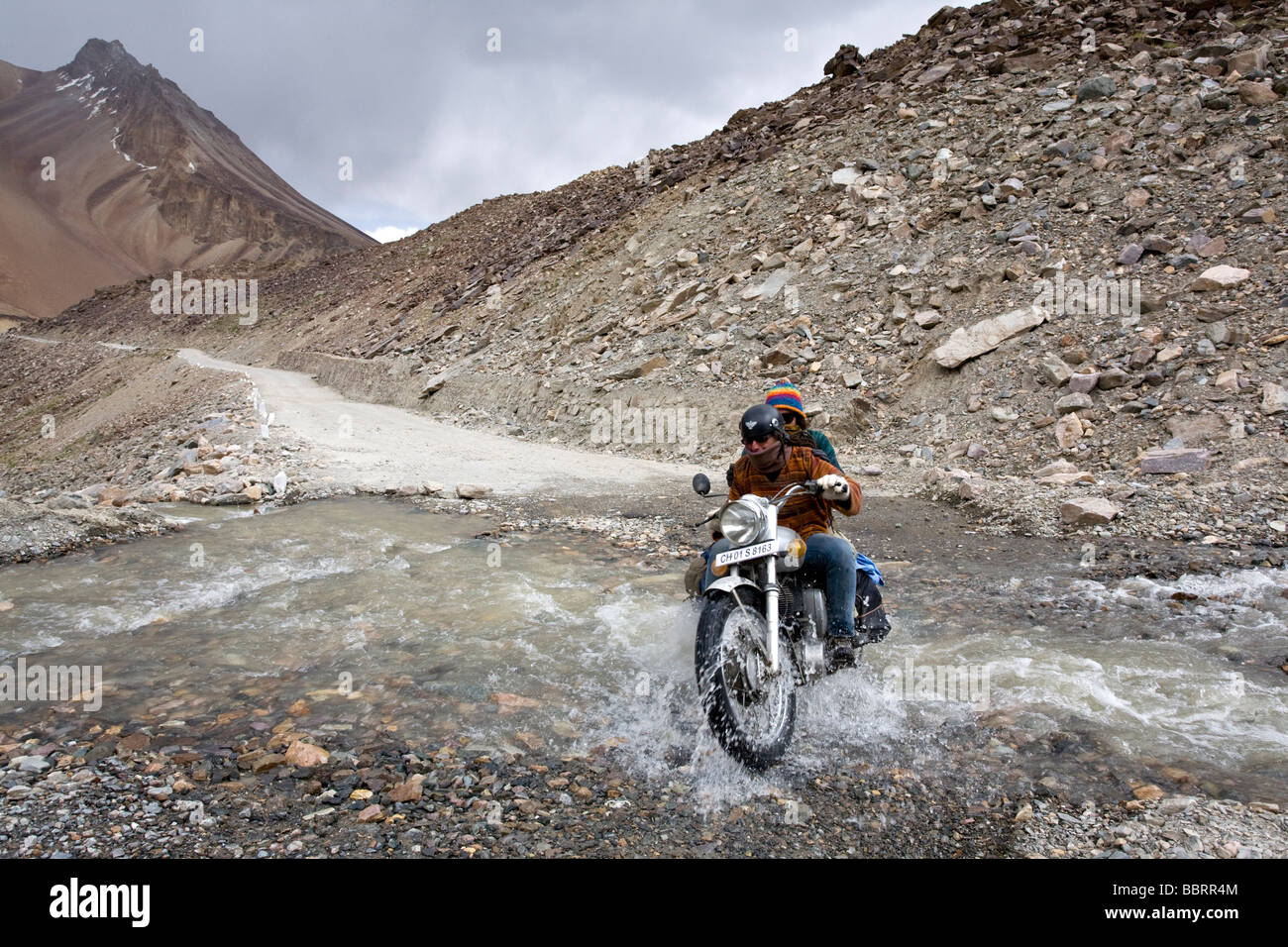 Attraversamento di un flusso. Manali-Leh road. Ladakh. India Foto Stock