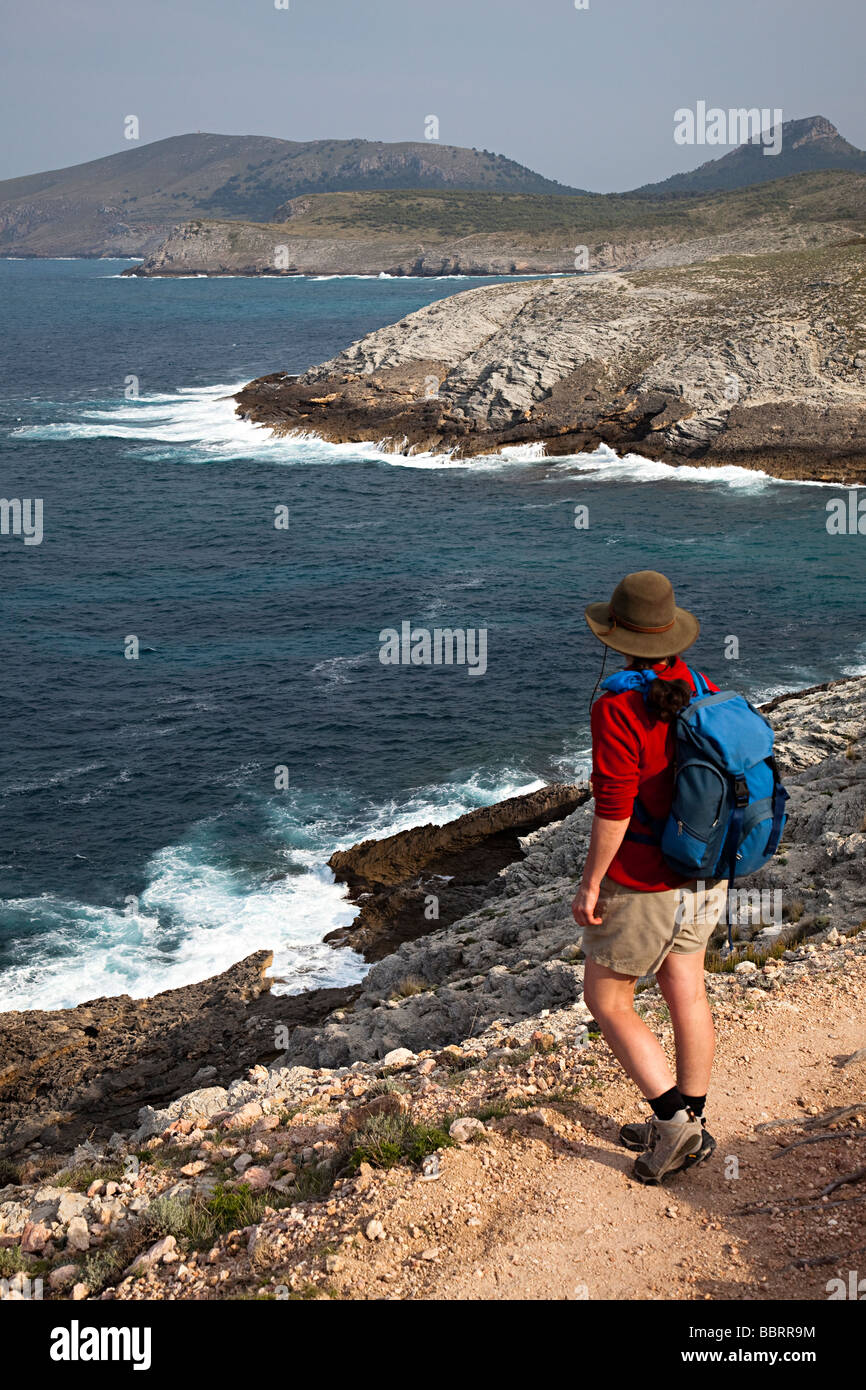 Donna escursionista sulla costa orientale di percorso Mallorca Spagna Spain Foto Stock
