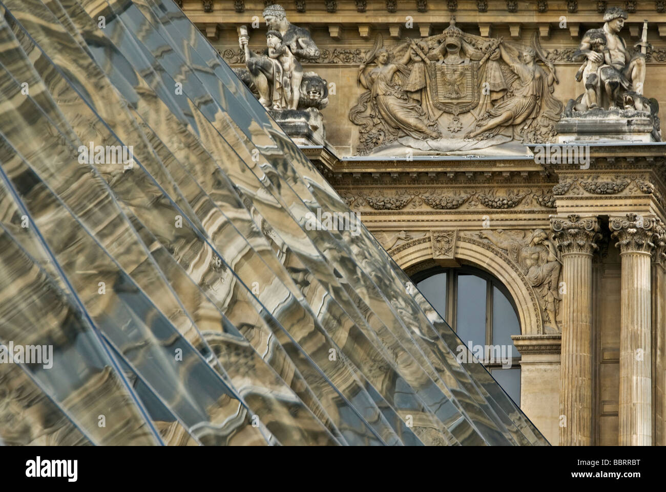 Francia Paris Musée du Louvre e dal Palais Royal edificio piramide di vetro Foto Stock