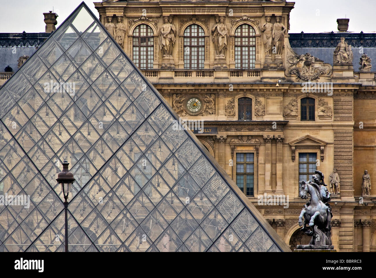 Francia Paris Musée du Louvre e dal Palais Royal edificio piramide di vetro Foto Stock