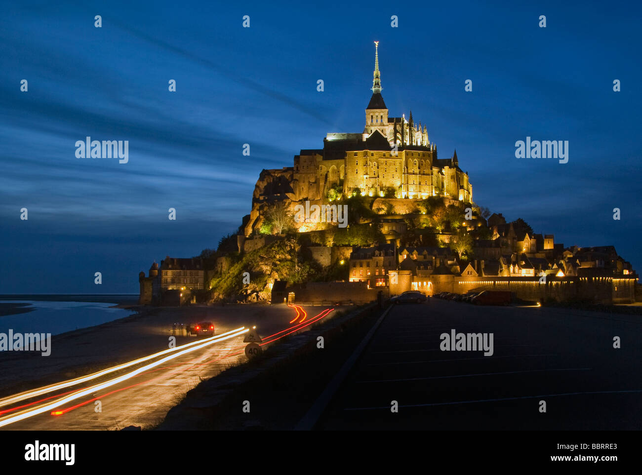 Francia Normandia Couesnon Avranches Mont-Saint-Michel St Michael's Mount peninsula tramonto illuminano la luce Monaco chiesa Foto Stock