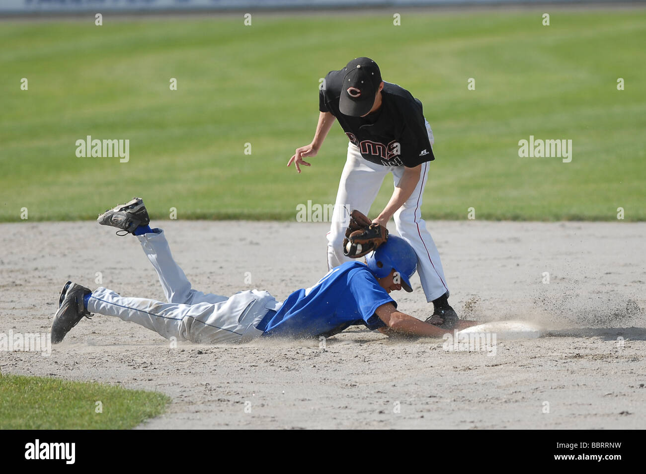 Una scuola di giocatore di baseball scorre nella seconda base durante una partita di New Haven Connecticut USA Foto Stock