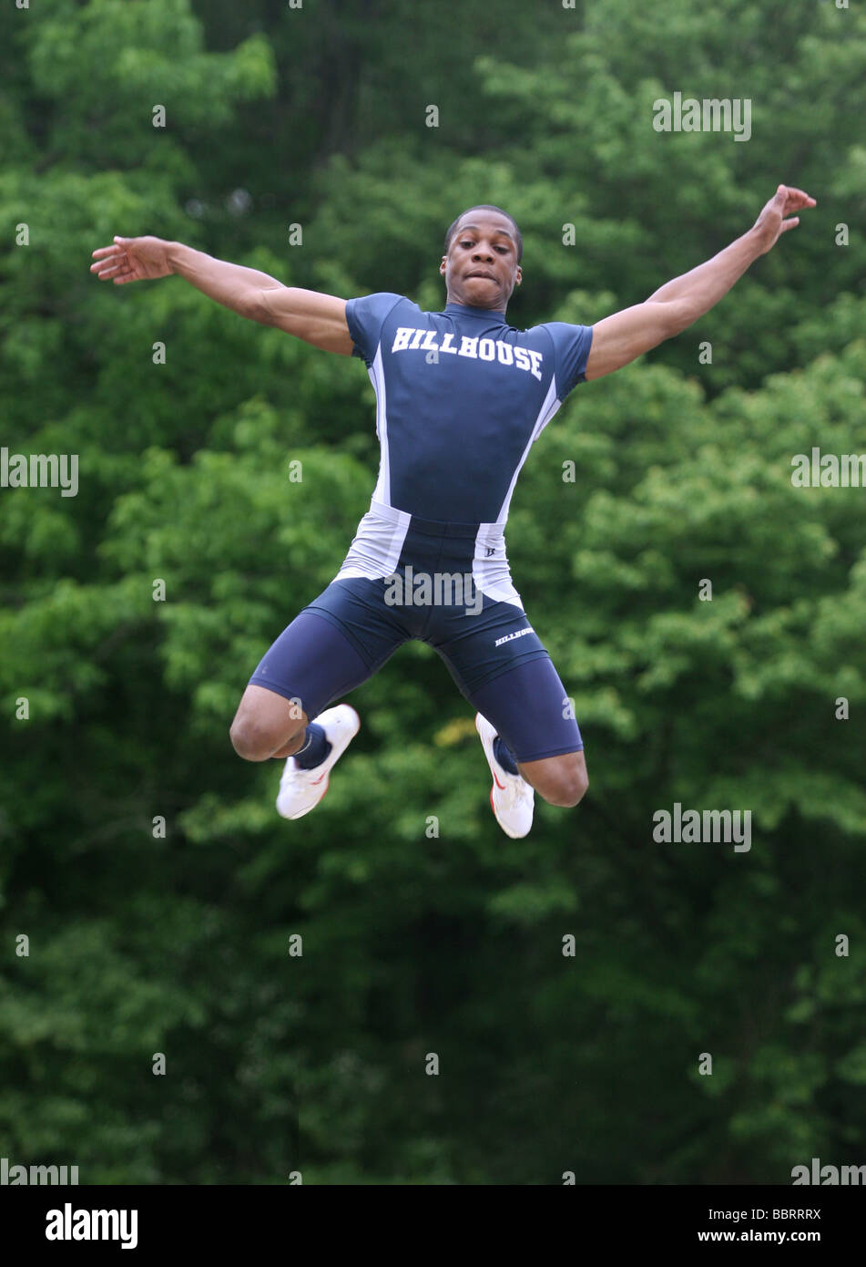 Una scuola di alta via atleta esegue il salto in lungo durante il campionato di stato via si incontrano a New Haven CT STATI UNITI D'AMERICA Foto Stock