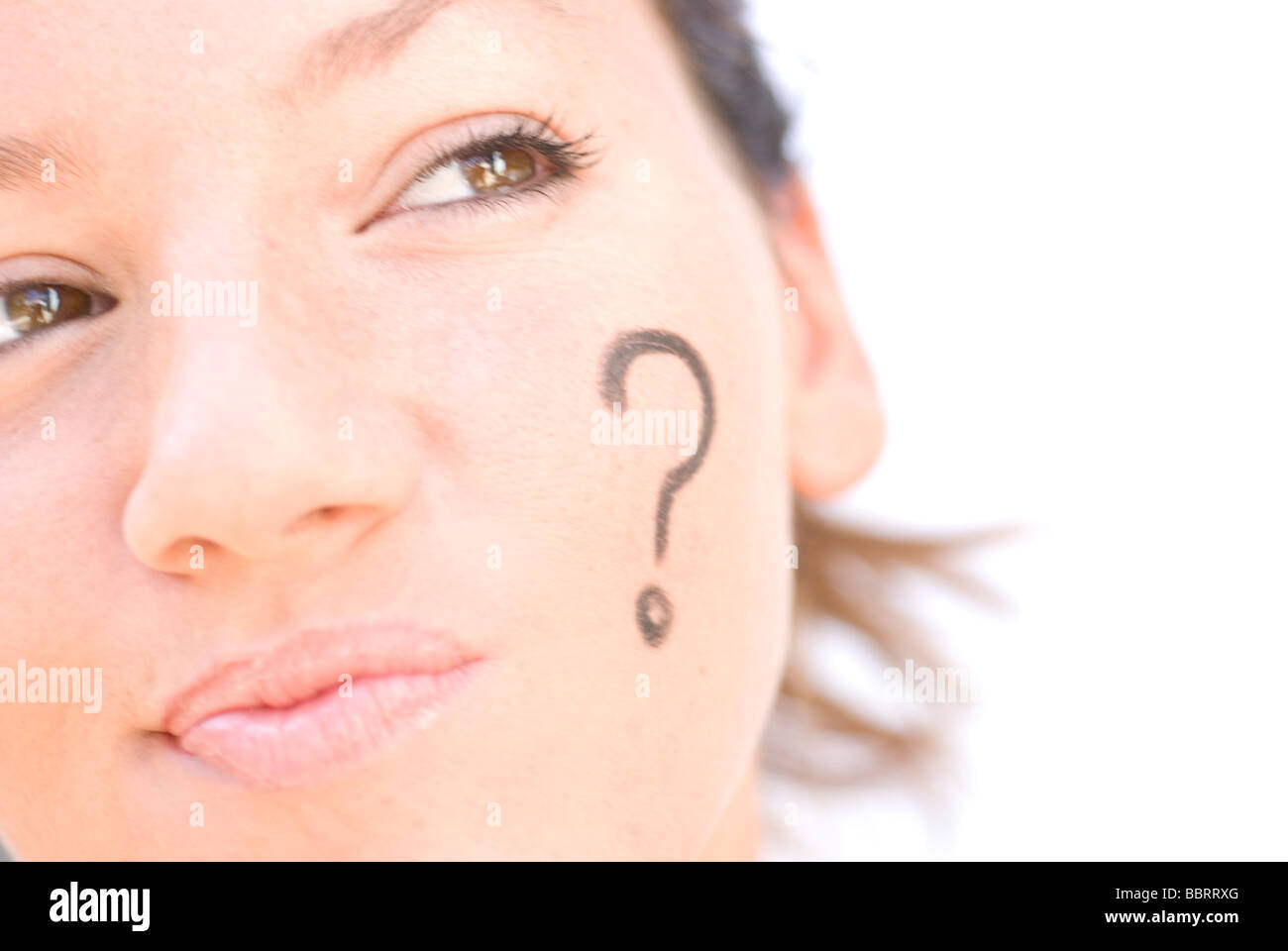 Punto interrogativo simbolo dipinto nel volto di donna e di pensiero su risposta Foto Stock