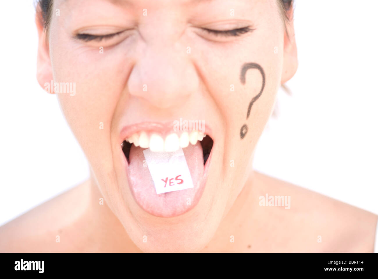 Punto interrogativo simbolo dipinto nel volto di donna e rispondere Sì sulla sua lingua Foto Stock