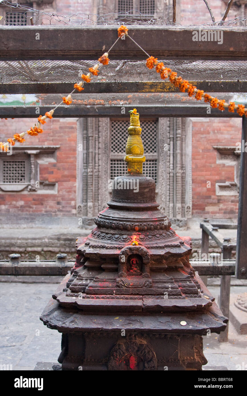 Kathmandu, Nepal. Un Chaitya o Stupa simbolo di armonia religiosa nel cortile della Kumari Behal casa della Kumari Devi Foto Stock