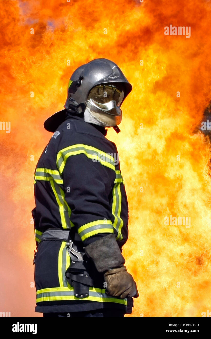 Vigili del fuoco di fronte a un muro di fiamme prima di attaccare un GPL (etere di petrolio Gas) FIRE, Le IDG di Morbihan, Vannes, MORBIHAN (56) Foto Stock