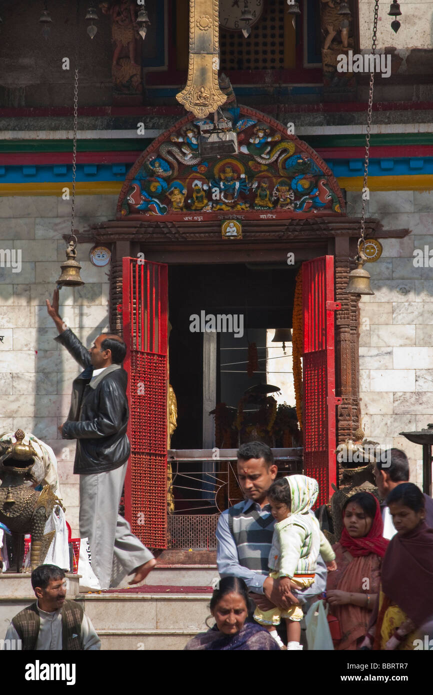 Kathmandu, Nepal. Anello di adoratori di un campanello all ingresso del tempio per allontanare gli spiriti maligni. Tempio Mahendreshwar, Durbar Square. Foto Stock Kathmandu, Nepal. Anello di adoratori di un campanello all ingresso del tempio per allontanare gli spiriti maligni. Tempio Mahendreshwar, Durbar Square. Foto Stock