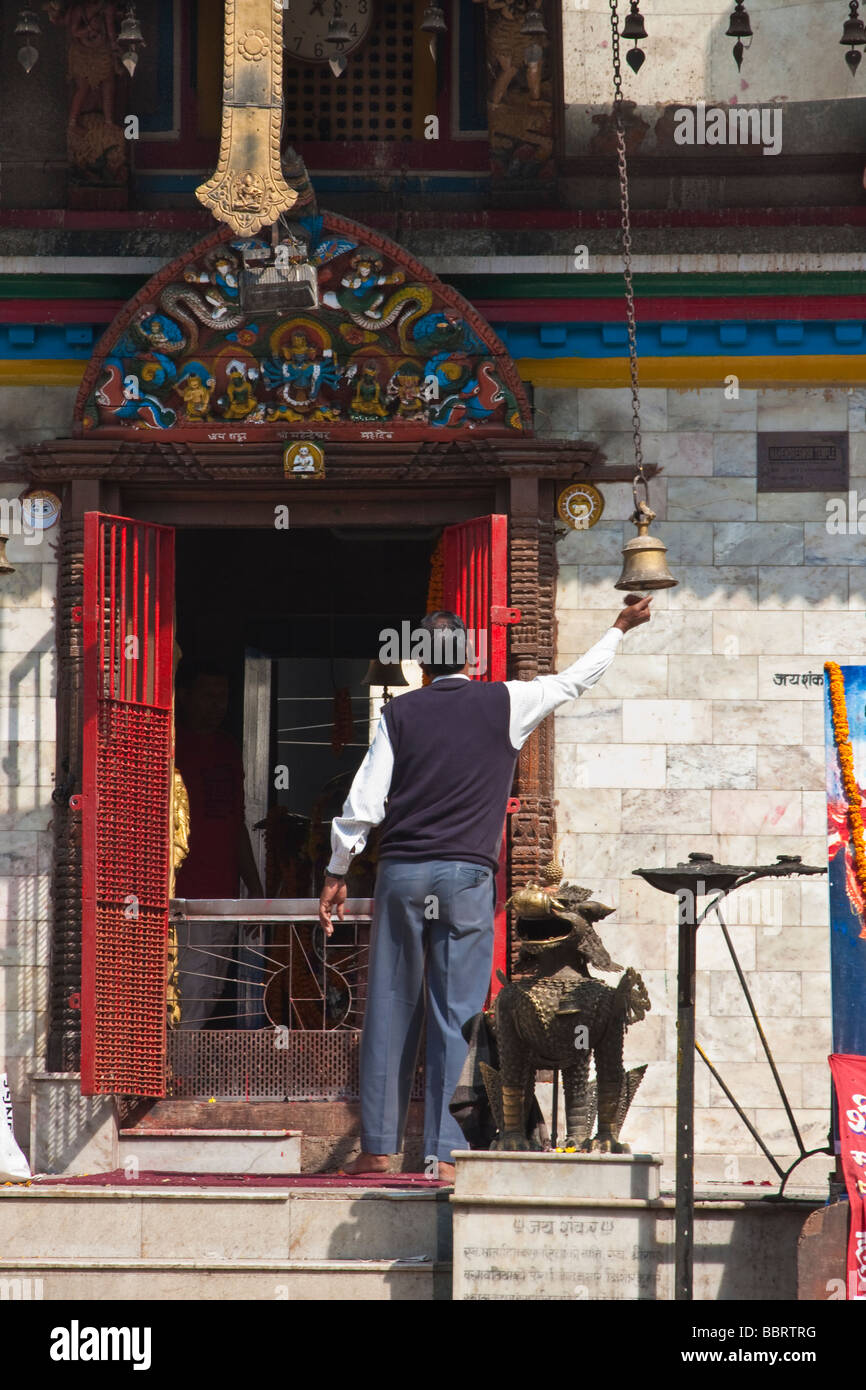 Kathmandu, Nepal. Anello di adoratori di un campanello all ingresso del tempio per allontanare gli spiriti maligni. Tempio Mahendreshwar, Durbar Square. Foto Stock Kathmandu, Nepal. Anello di adoratori di un campanello all ingresso del tempio per allontanare gli spiriti maligni. Tempio Mahendreshwar, Durbar Square. Foto Stock