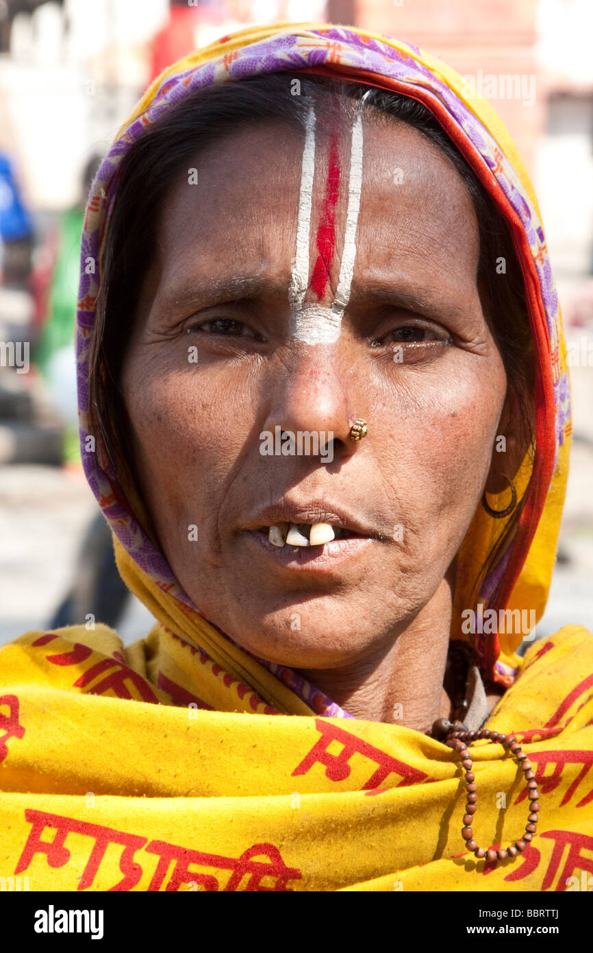 Kathmandu, Nepal. Donna indù che indossa un tilak sulla sua fronte, un segno di devozione al signore Vishnu. Gioielli pin nella narice sinistra Foto Stock