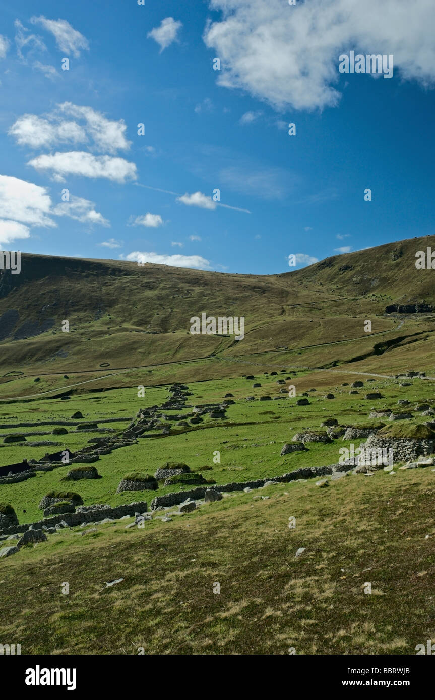 Cleitan, muri di pietra e case del borgo, St Kilda, Scozia Foto Stock