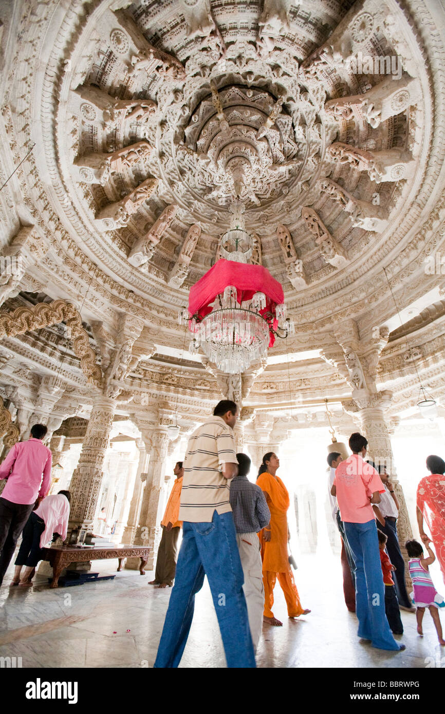 Le persone all'interno di un tempio Jain in Jaisalmer Rajasthan in India Foto Stock