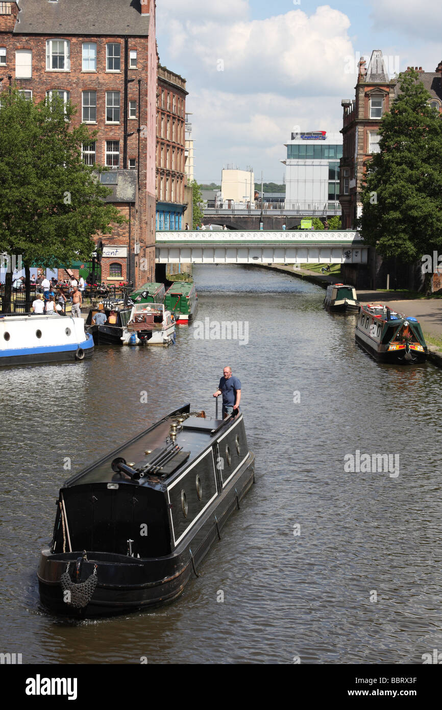 Una stretta barca su un canale, Nottingham, Inghilterra, Regno Unito Foto Stock