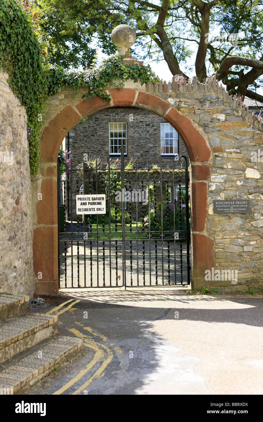 Le porte al privato Kingswear Priory in Devon Foto Stock