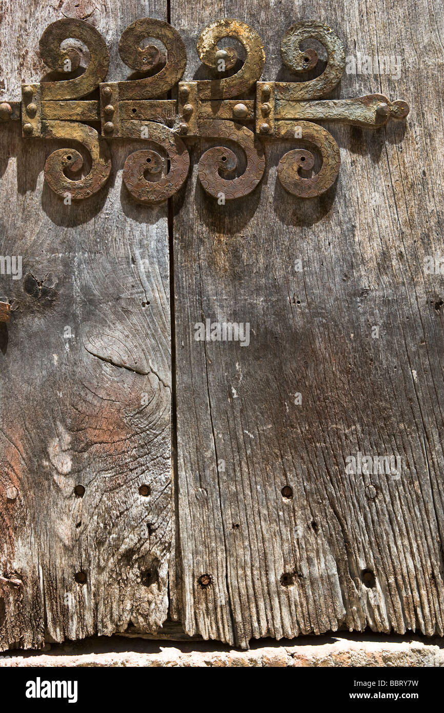 Particolare di una decorazione a cerniera della porta in La Ciudad città vecchia di Ronda in provincia di Malaga, Andalusia, Spagna. Foto Stock