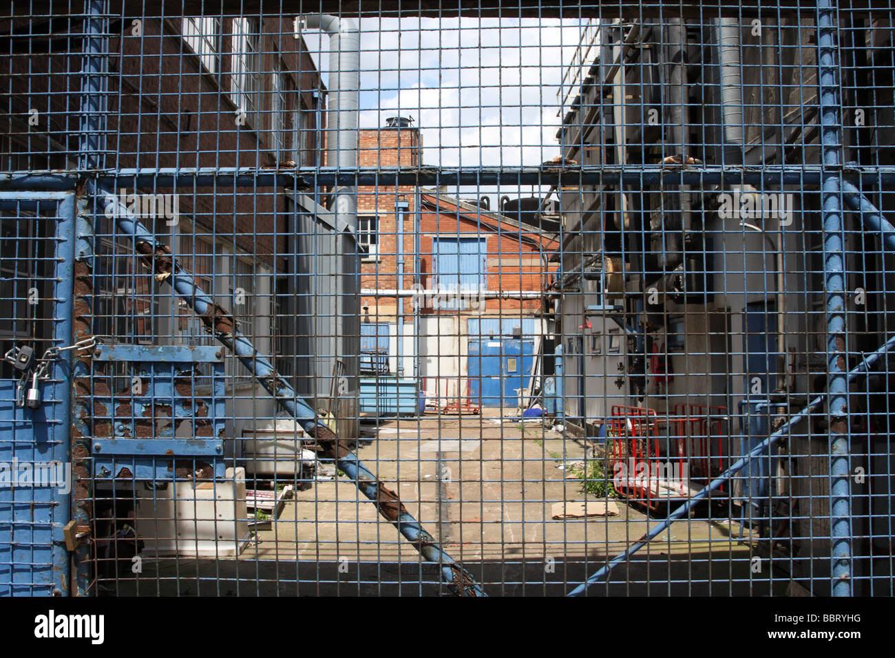 Porte bloccate in una fabbrica abbandonata in U.K. Foto Stock
