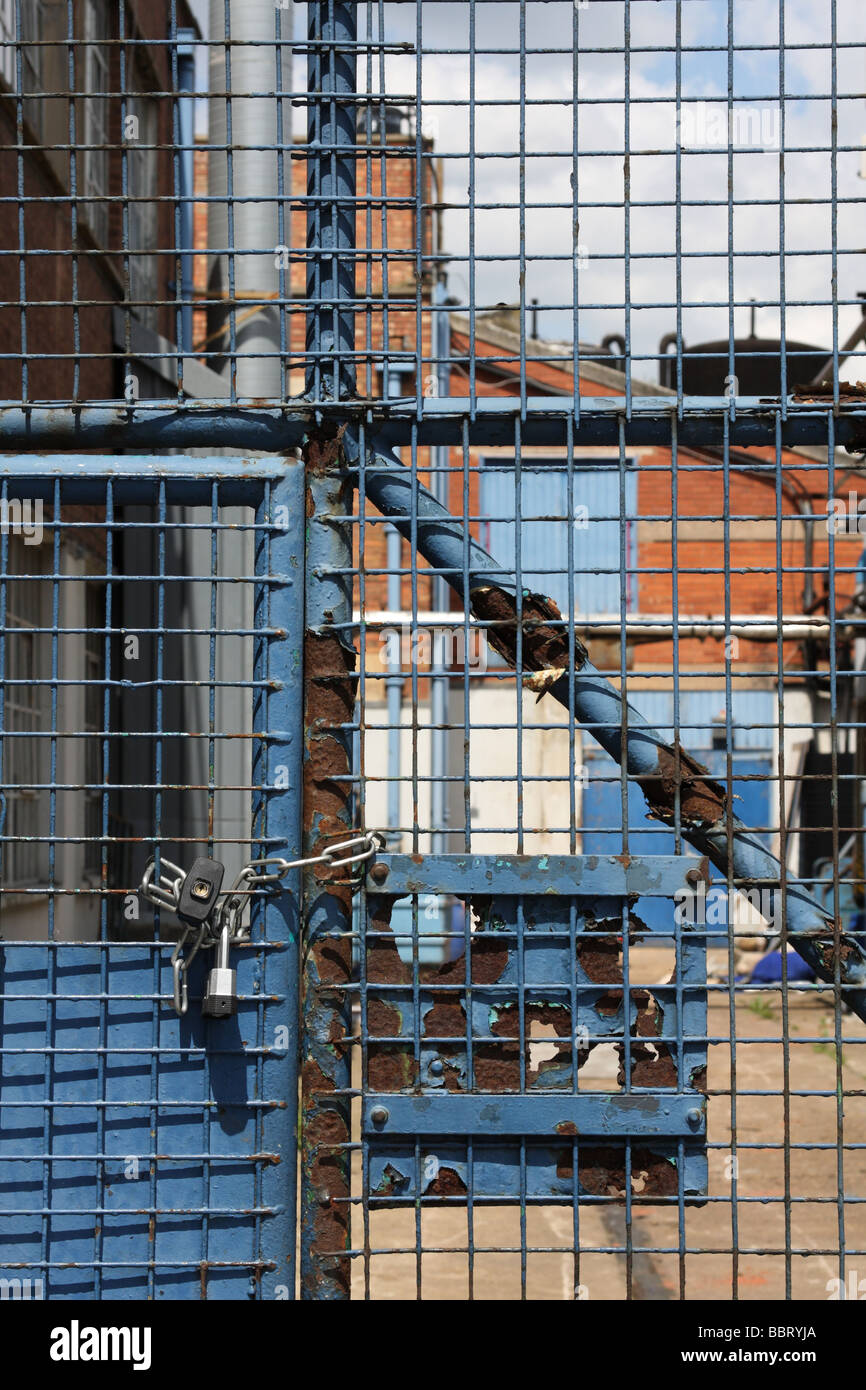 Porte bloccate in una fabbrica abbandonata in U.K. Foto Stock