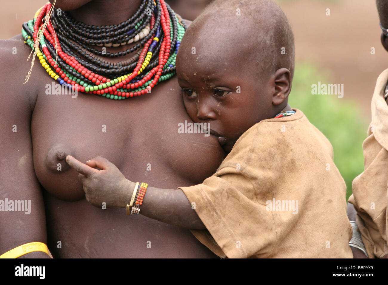 Africa Etiopia Valle dell'Omo Daasanach tribù donna e bambino Foto Stock