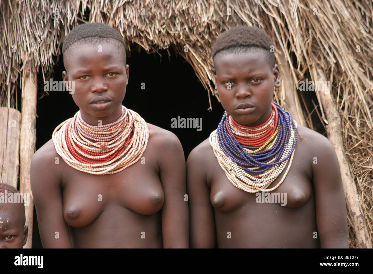 Africa Etiopia Valle dell'Omo Daasanach tribù donne davanti alla capanna Foto Stock