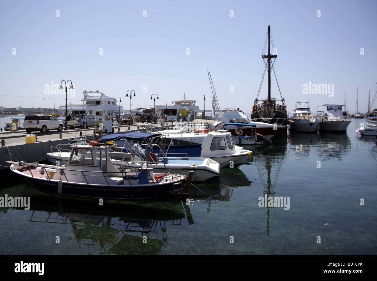 Barche da pesca nel porto di Paphos, Cipro Foto Stock