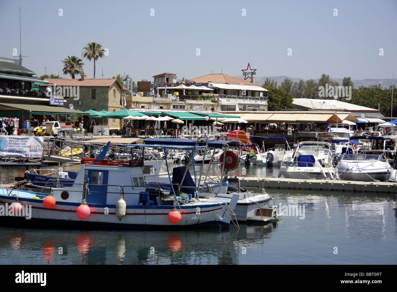 Barche da pesca nel porto di Paphos, Cipro Foto Stock