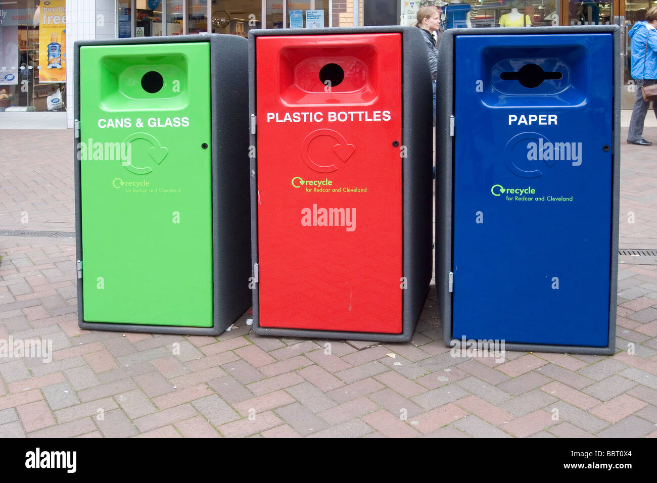 Smart nuovi cassonetti per il riciclaggio di lattine e vetro Bottiglie di plastica e carta in Redcar centro città Foto Stock