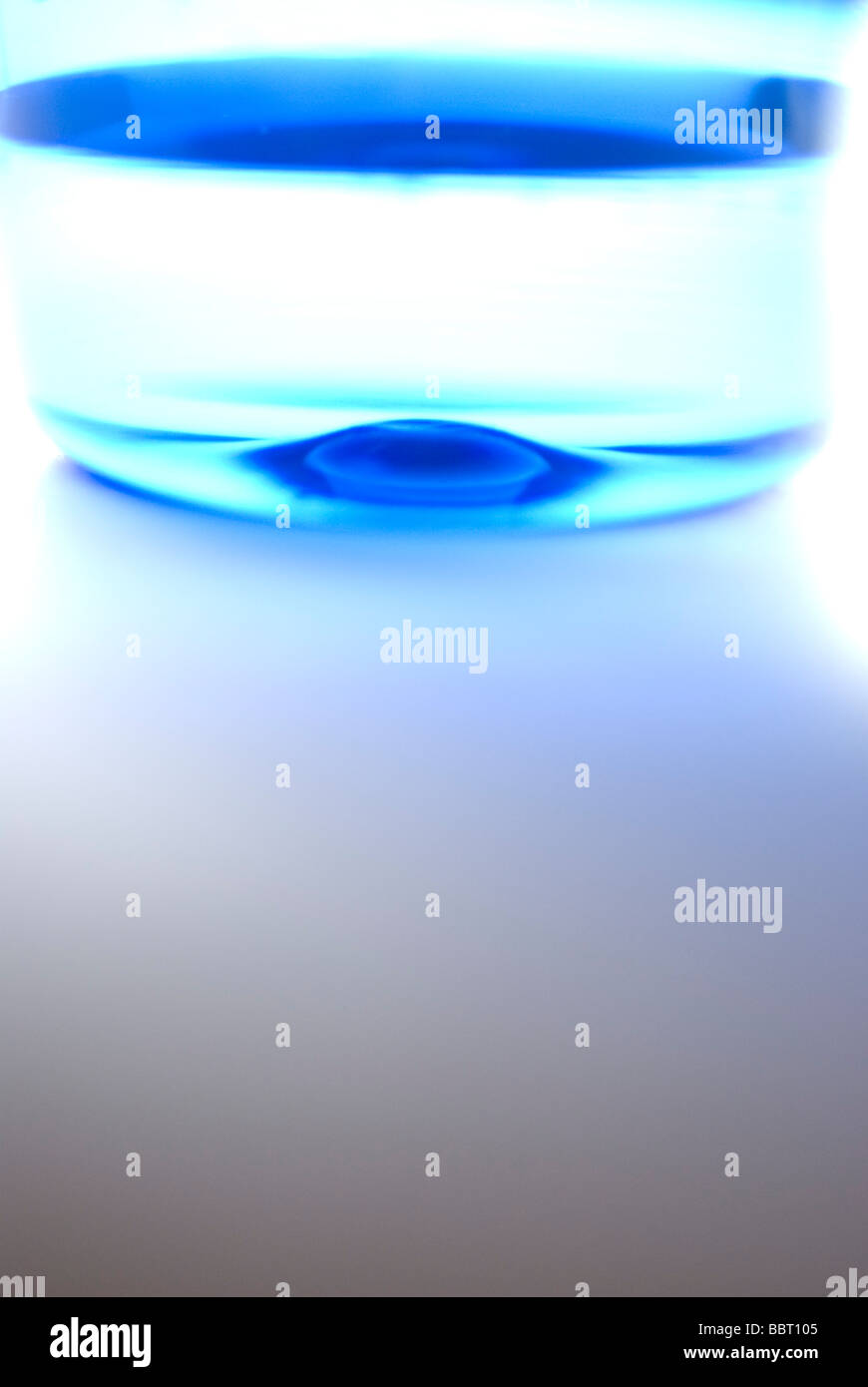 Illuminati in azzurro sfondo elegante su acqua Foto Stock