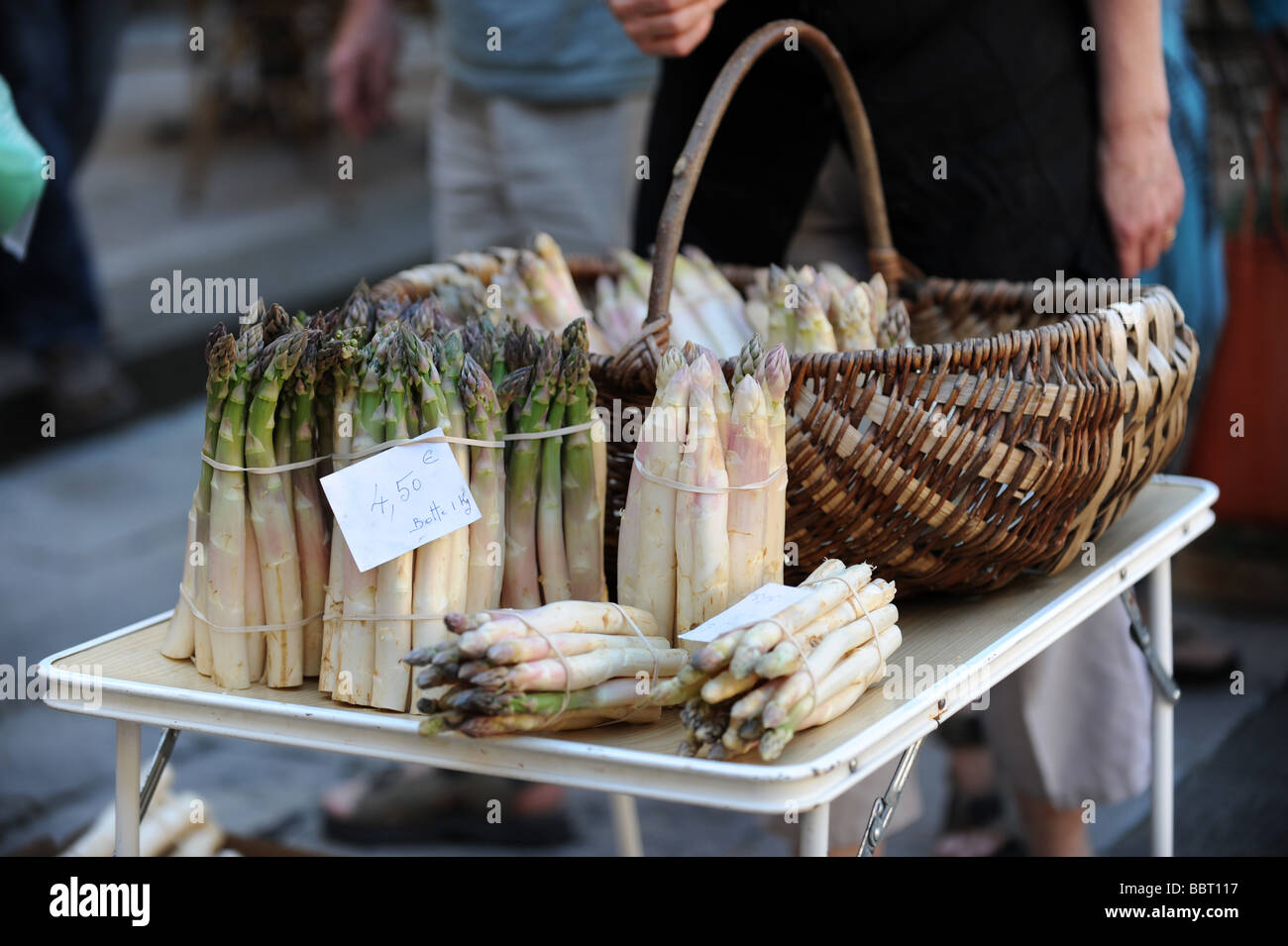 Asparagi freschi in vendita nel mercato vicino a Sarlat in Dordogna Francia Foto Stock