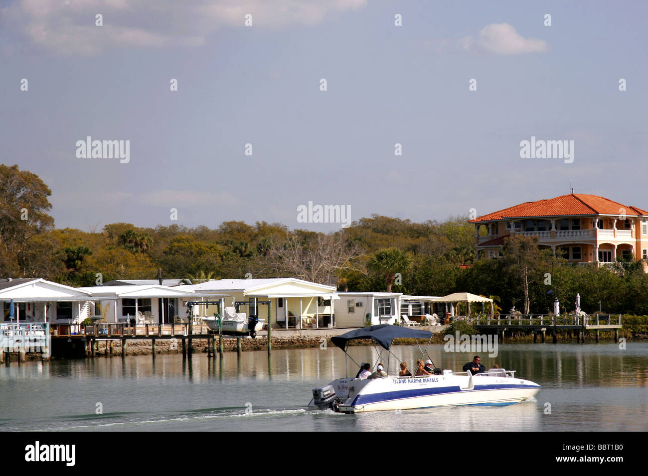 Barca e case sul lungomare vicino a San Pietroburgo in Florida USA Foto Stock