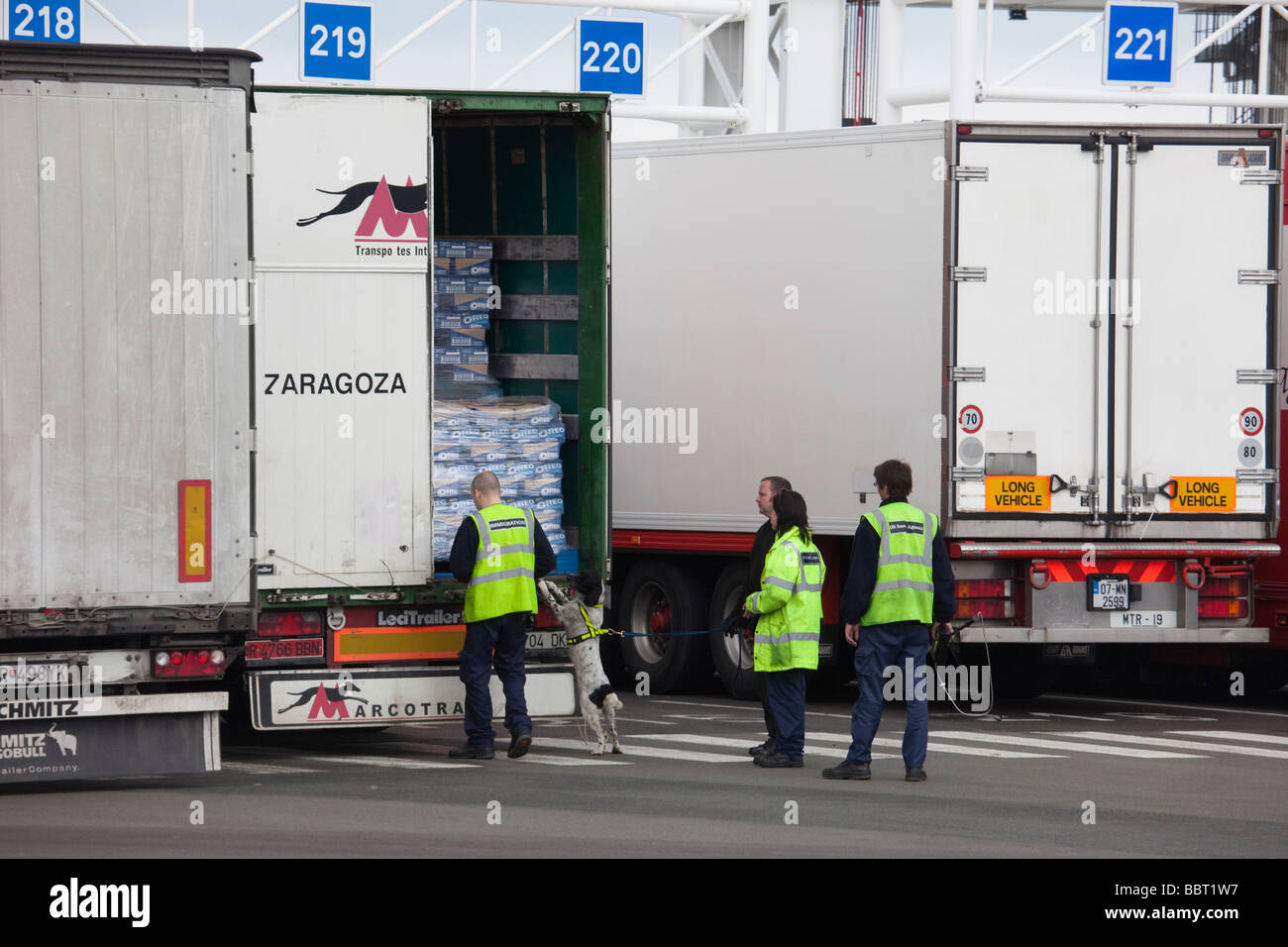 Calais traghetto Francia Europa UK Border Agency personale e cane sniffer di controllo di un autocarro Foto Stock