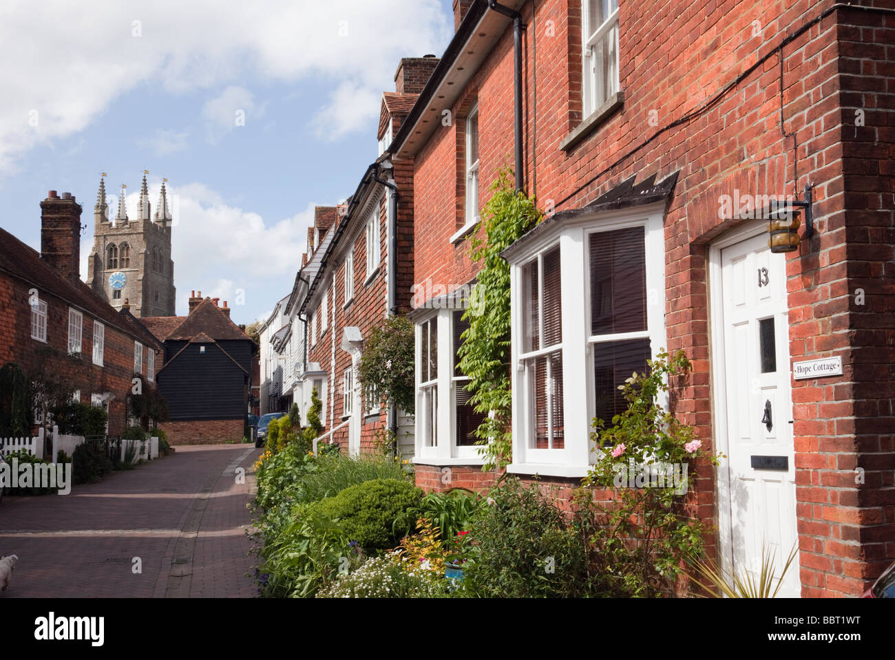 Mattone rosso case a schiera su una stretta strada residenziale a Tenterden Kent England Regno Unito Gran Bretagna Foto Stock