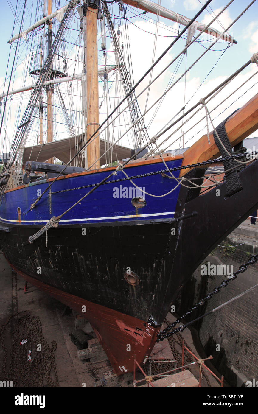 Una nave in bacino di carenaggio, Gloucester Quays, Inghilterra Foto Stock