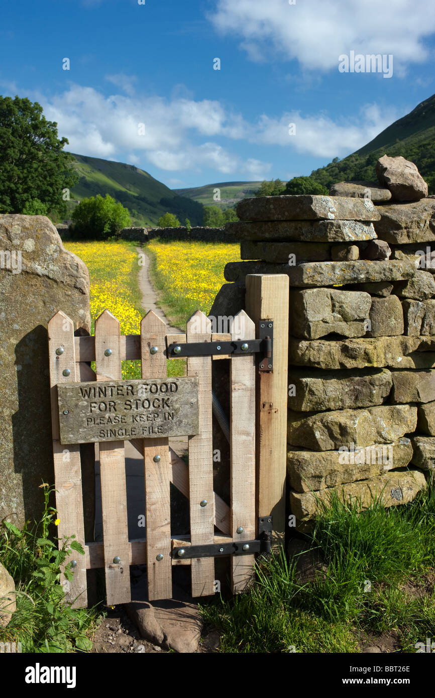 Segno su una porta che conduce ad un prato di fieno, vicino Muker, Swaledale, North Yorkshire 'Inverno alimenti per bestiame" Foto Stock